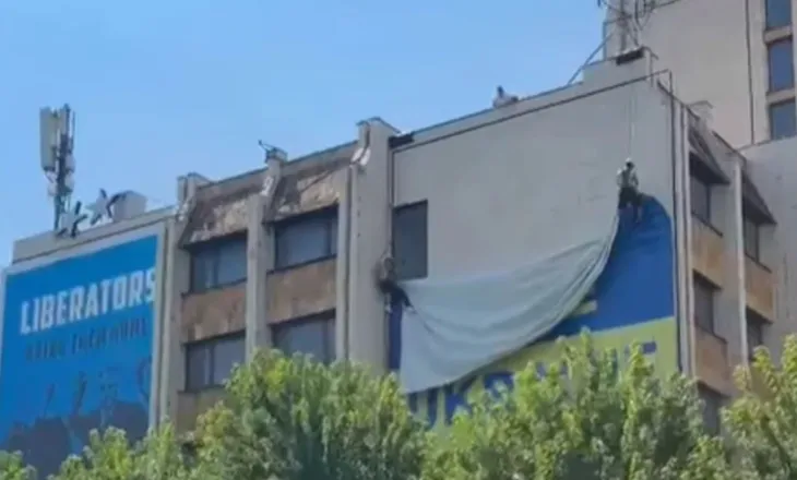 Largohet mbishkrimi “Free Ukraine” nga Prishtina pas deklaratave të Zelenskyt për Kosovën
