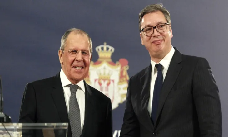Lavrov në krah të Vuçiçit: Po e përballon me guxim presionin që i bëhet Serbisë për Kosovën