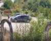 Lëndohen 3 pjesëtarët e familjes në Poliçan, shoferja humb kontrollin e drejtimit dhe makina del nga rruga