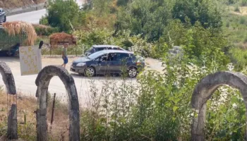 Lëndohen 3 pjesëtarët e familjes në Poliçan, shoferja humb kontrollin e drejtimit dhe makina del nga rruga