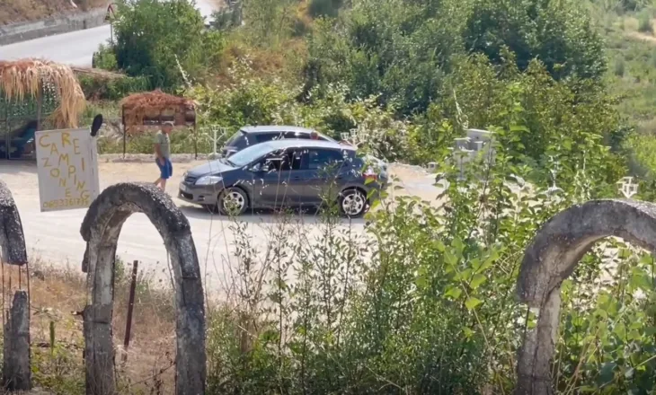 Lëndohen 3 pjesëtarët e familjes në Poliçan, shoferja humb kontrollin e drejtimit dhe makina del nga rruga