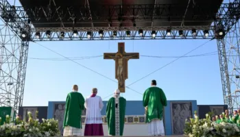 Leoni XIV në homelinë e Meshës së kremtuar në portin e Riminit: “Kthehuni te vetja, aty ku shpirti gjen pushimin e vërtetë”
