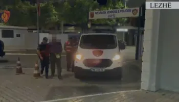 Lezhë/ Qëlluan me armë drejt makinës së kushëririt, arrestohen tre persona, shpallet në kërkim një tjetë
