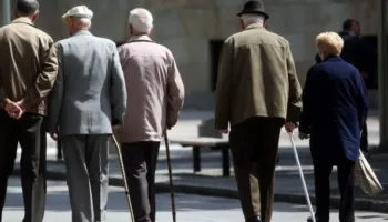Linjë falas për pensionistët, Ministria e Shëndetësisë publikon numrin ku mund të telefonojnë për këshillim dhe mbështetje!