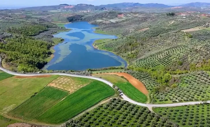 Liqeni i Degës në Belsh, ndër peizazhet magjepsëse të zonës së Dumresë