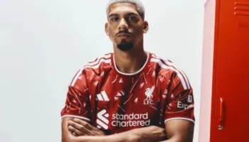 Liverpool zyrtarizon transferimin e Araujos nga Barcelona, mbrojtësi pozon me fanelën e “Reds”: Ramë dakord dhe firmosëm!