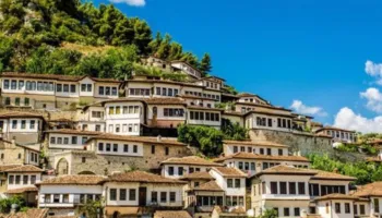 “Logos Press”: Shqipëria shënon rritje rekord të kërkesës për akomodime turistike në Ballkan
