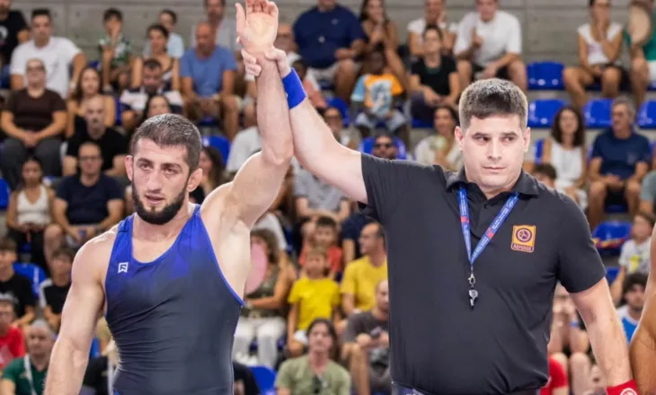 Lojërat Mesdhetare/ Islam Dudaev i dhuron Shqipërisë medaljen e artë, Abakarov merr të argjendtën