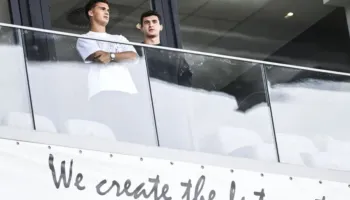 Lojtari i Barcelonës shkon në stadium për të ndjekur nga afër klubin e ri, turpërohet 4-0 para syve të tij