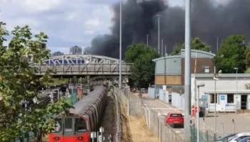 Londra pushtohet nga tymi i zi dhe flakët, zjarr masiv në zonën industriale pranë “Wembley”!