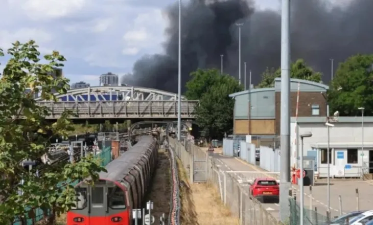Londra pushtohet nga tymi i zi dhe flakët, zjarr masiv në zonën industriale pranë “Wembley”!