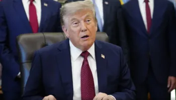 Lufta tregtare me Kanadanë, Trump: Tarifat për automjetet shkojnë në 50%