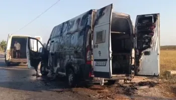 Lushnjë/ Flakët përfshijnë furgonin që vinte nga Maqedonia e Veriut, shkak defekti teknik