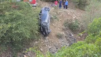 Makina bie në greminë! Vdes 20 vjeçari pasagjer, shoferi dhe një 15 vjeçar nisen me helikopter në Tiranë (Emri)
