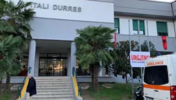 Makina del nga rruga dhe bie disa metra poshtë, drejtuesja dërgohet me urgjencë në spital