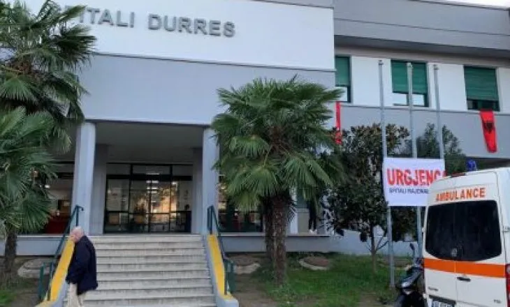 Makina del nga rruga dhe bie disa metra poshtë, drejtuesja dërgohet me urgjencë në spital