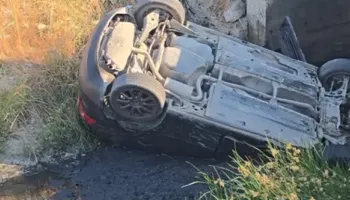 Makina del nga rruga dhe bie në kanal, humbin jetën dy gra në Lushnjë