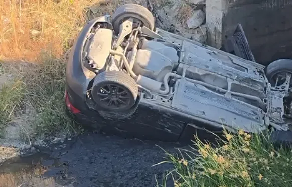 Makina del nga rruga dhe bie në kanal, humbin jetën dy gra në Lushnjë