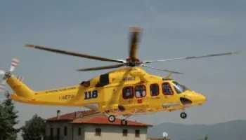Makina del nga rruga në Torino, përplas disa persona, plagoset një burrë dhe një grua