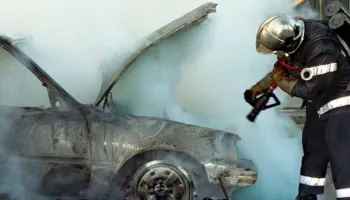 Makina merr flakë gjatë ecjes në Dibër-Rrëshen, nuk ka të lënduar, zbulohet shkaku! Zjarri u përhap edhe në pyllin pranë rrugës