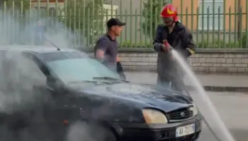 Makina përfshihet nga flakët në Fier