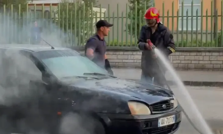 Makina përfshihet nga flakët në Fier