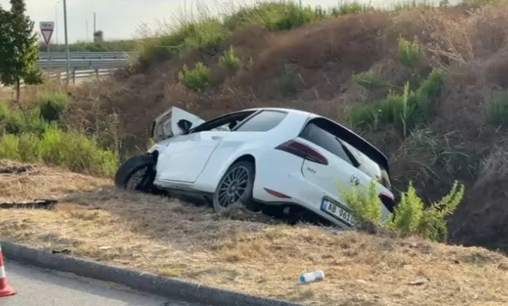 Makina përfundon jashtë rruge, 3 të plagosur. Shoferi në gjendje kritike