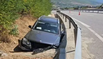Makina përfundon në kanal, plagoset shoferi