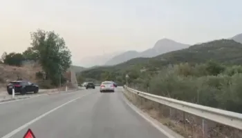 Makinat përplasen ‘kokë më kokë’ në aksin Kuç-Kallarat, një person i plagosur në aksident!