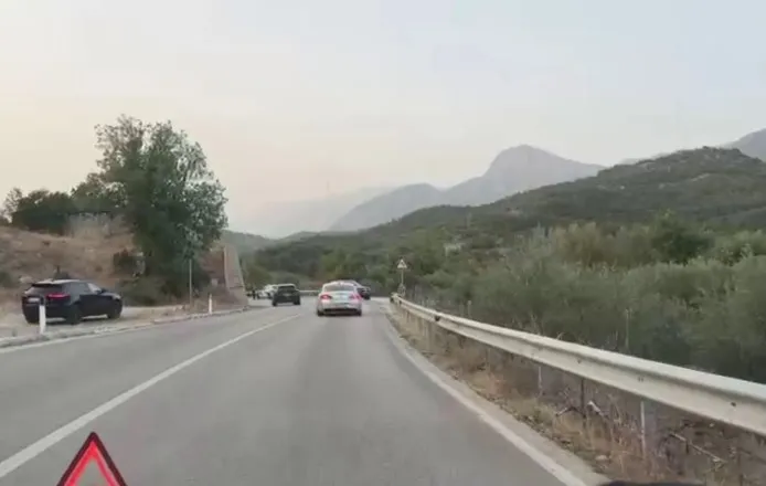 Makinat përplasen ‘kokë më kokë’ në aksin Kuç-Kallarat, një person i plagosur në aksident!