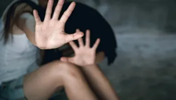Makth në familjen shqiptare në Greqi, e mitura abuzohet seksualisht nga njerku