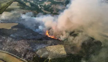 Mallakastra po digjet/ Vatër e re zjarri në Hekal, në Koilaç ndërhyet nga ajri! Sipërfaqe të tëra shkrumb e hi