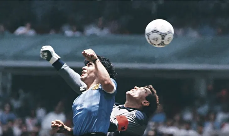 Maradona, del në ankand topi legjendar i “Dorës së Zotit”. Çmimi nis nga 2.5 milionë dollarë