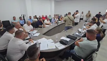 Mazhoranca dhe opozita bëhen bashkë në këshillim bashkiak të Selenicës, kundërshtojnë bashkimin me Vlorën