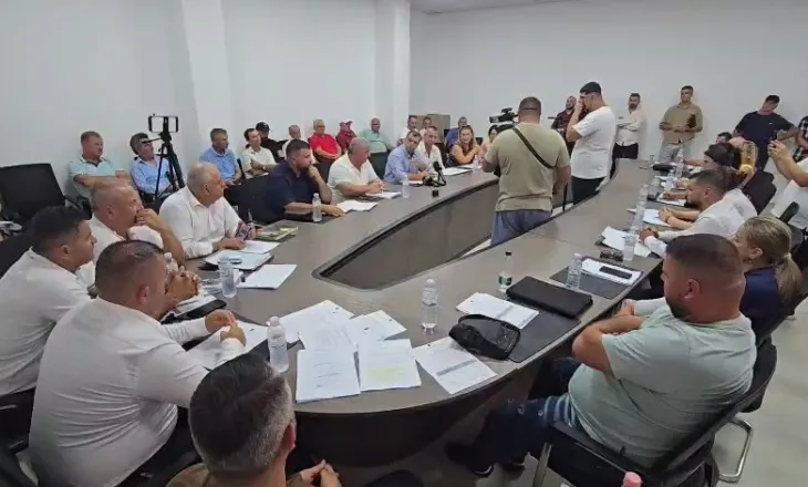 Mazhoranca dhe opozita bëhen bashkë në këshillim bashkiak të Selenicës, kundërshtojnë bashkimin me Vlorën