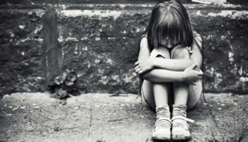Mbajti të kyçur në banesë të miturin dhe e ngacmoi seksualisht, në pranga 31 vjeçari