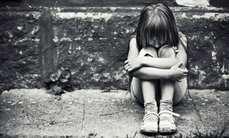Mbajti të kyçur në banesë të miturin dhe e ngacmoi seksualisht, në pranga 31 vjeçari