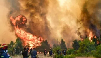 Mbi 111 mijë hektarë të djegur/ Zjarret në Greqi, situata mbetet kritike për të katërtën ditë