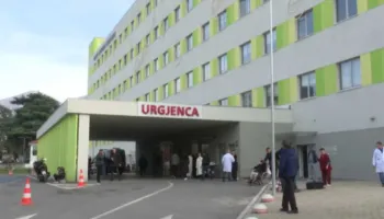 Mbi 250 fëmijë në urgjencë çdo ditë! Temperaturat e larta shtojnë infeksionet dhe helmimet ushqimore