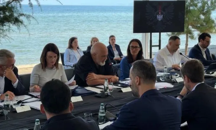 Mbi 3 orë takim, ministrat raportojnë me radhë para Ramës