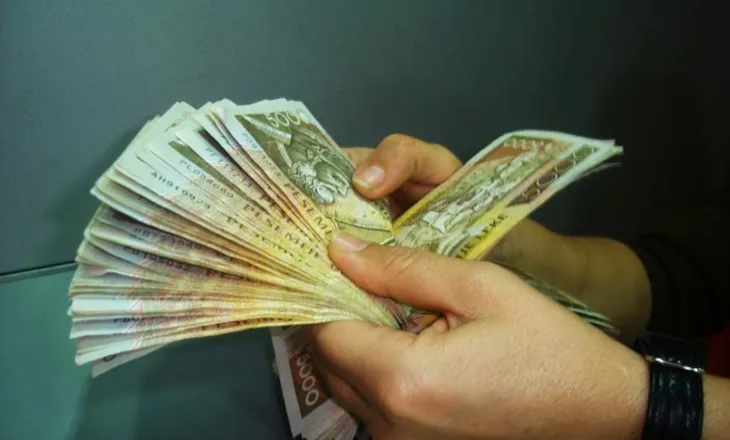 Mbi 522 miliardë lekë jashtë bankave, Shqipëria përballë një niveli rekord të parasë “cash”! Flasin ekspertët