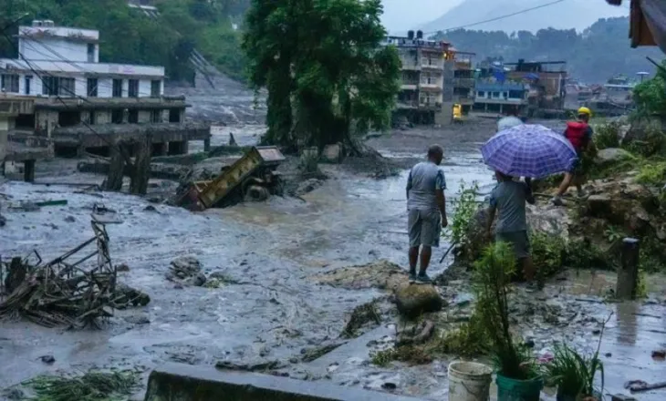 Mbi 580 të vdekur dhe rreth 2 mijë të zhdukur nga përmbytjet katastrofike në Nepal dhe Kinë
