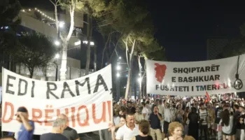 Mbyllen fjalimet para Kryeministrisë, nis marshimi në Bulevard: Nesër më shumë!
