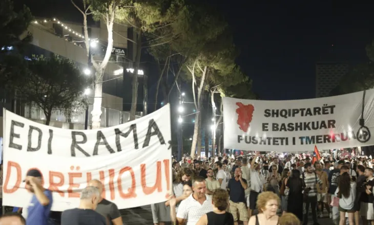 Mbyllen fjalimet para Kryeministrisë, nis marshimi në Bulevard: Nesër më shumë!