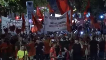 Mbyllen fjalimet para Kryeministrisë, protestuesit e shumtë nisin marshimin në rrugët e kryeqytetit