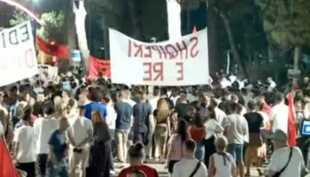 Mbyllen fjalimet para Kryeministrisë, qytetarët nisin marshimin: Nesër me vezë para selisë së PS-së