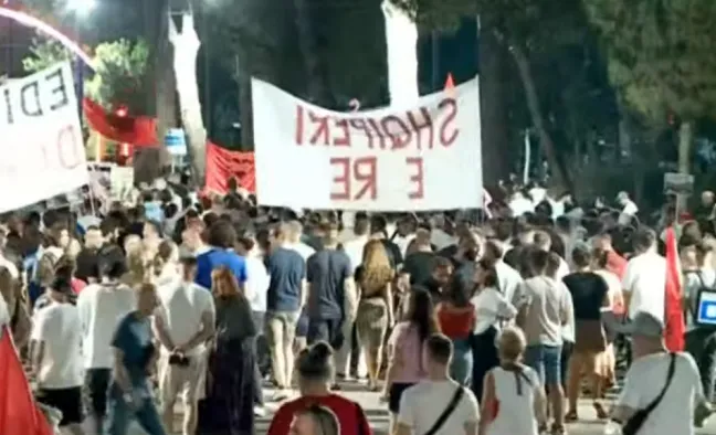 Mbyllen fjalimet para Kryeministrisë, qytetarët nisin marshimin: Nesër me vezë para selisë së PS-së