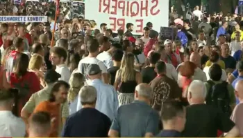Mbyllen fjalimet te Kryeministria, mijëra qytetarë nisin marshimin në rrugët e kryeqytetit: Ju erdhi fundi!