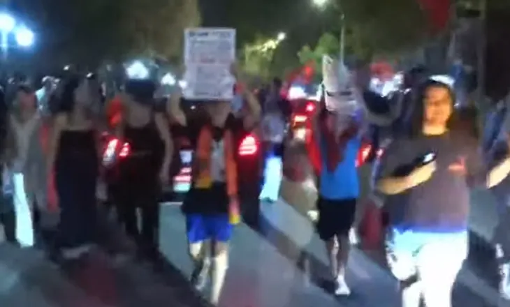 Mbyllet dita e 69 e protestës, nis marshimi në rrugë