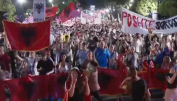 Mbyllet dita e 90 e protestës, qytetarët nisin marshimin në rrugë